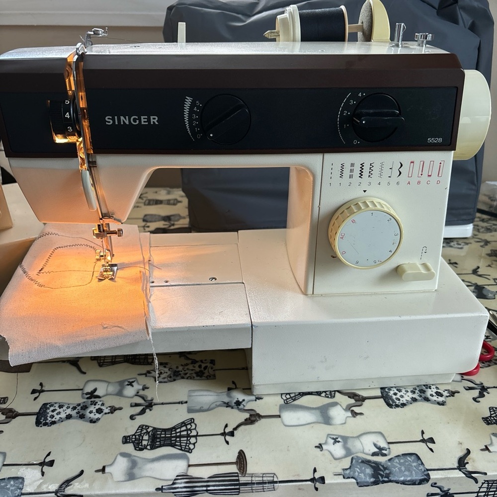 Vintage Singer Model 5528 Sewing Machine  Metal , Heavy Duty! Free Arm, Zigzag
